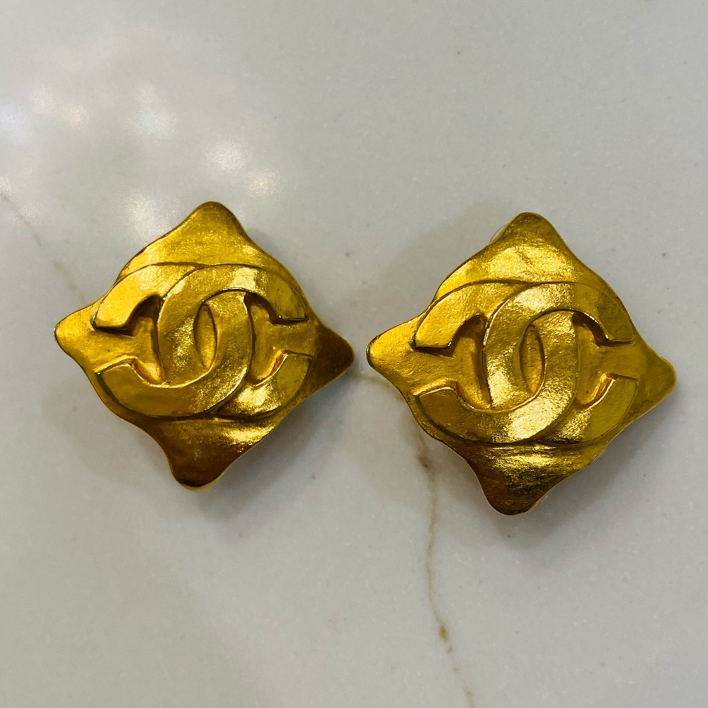 💯 Authentic Vintage Chanel CC Logo Earrings